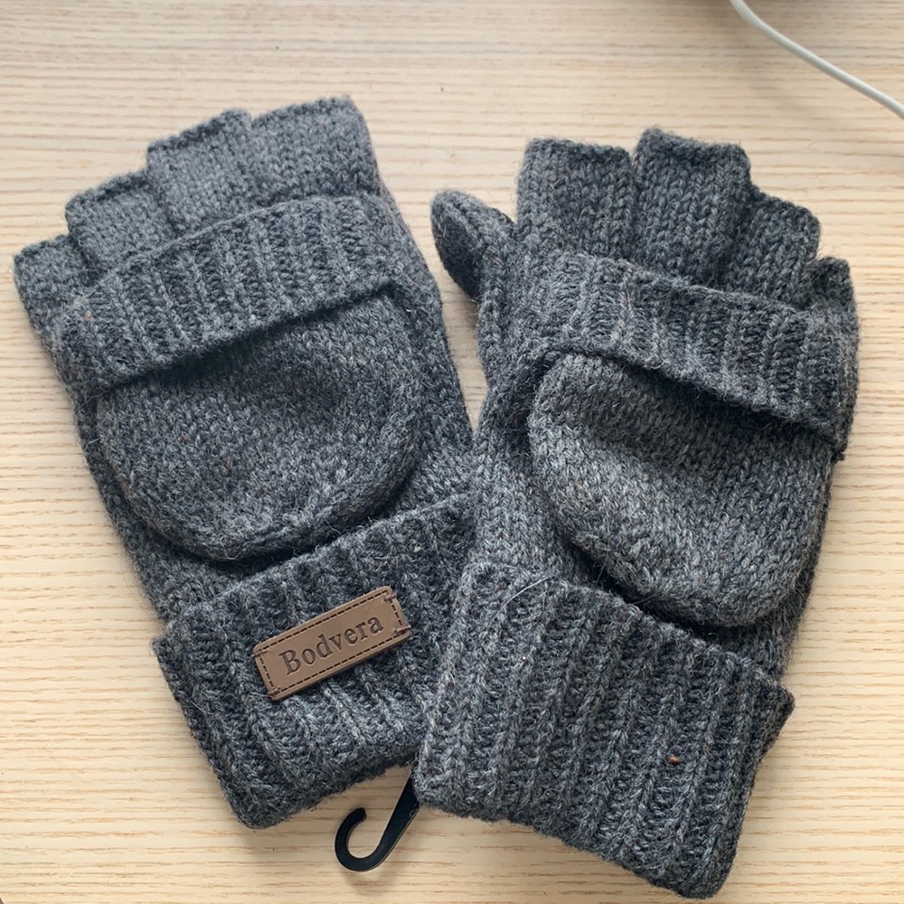 NWT Gray knit fingerless texting gloves / mittens